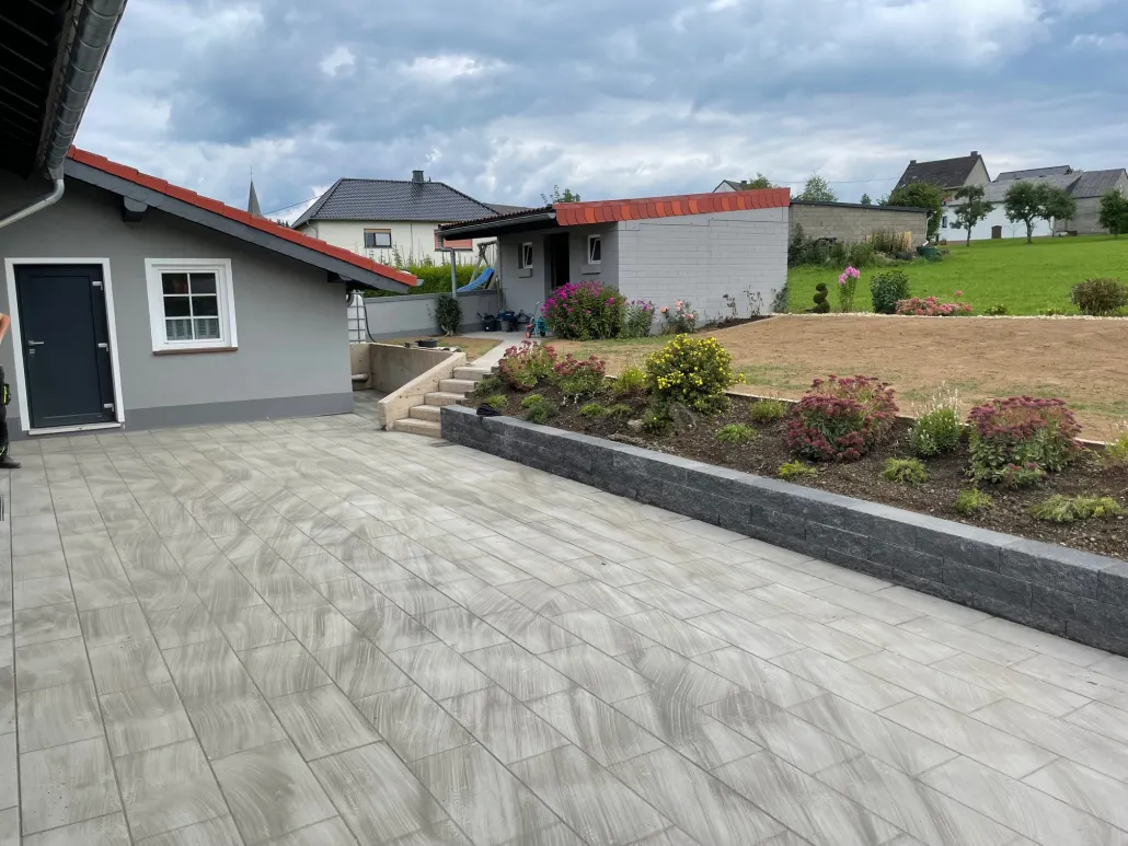 Gepflasterte Hofeinfahrt und Terrasse in Daun